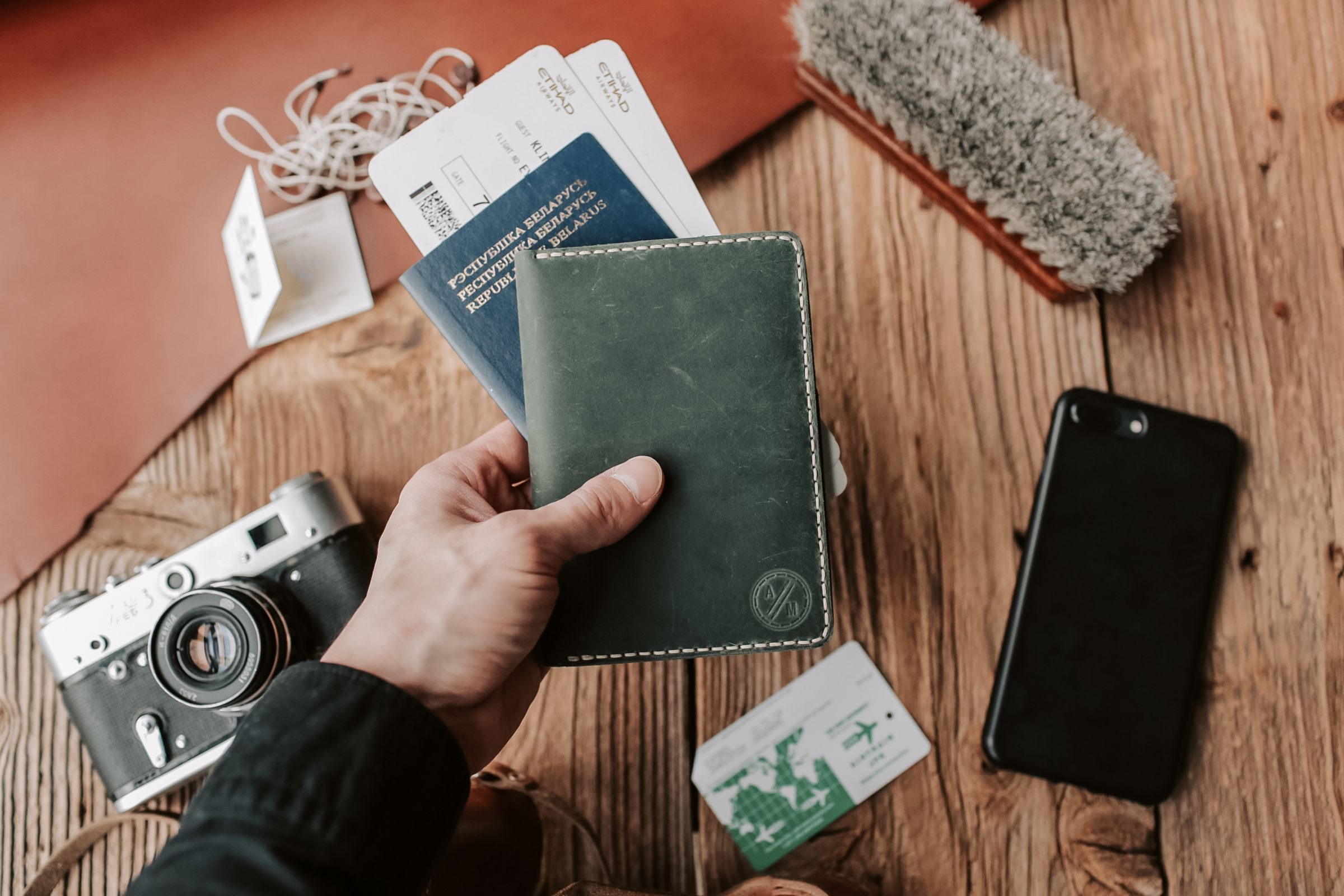 Passeport et carte d’embarquement prêts pour le départ