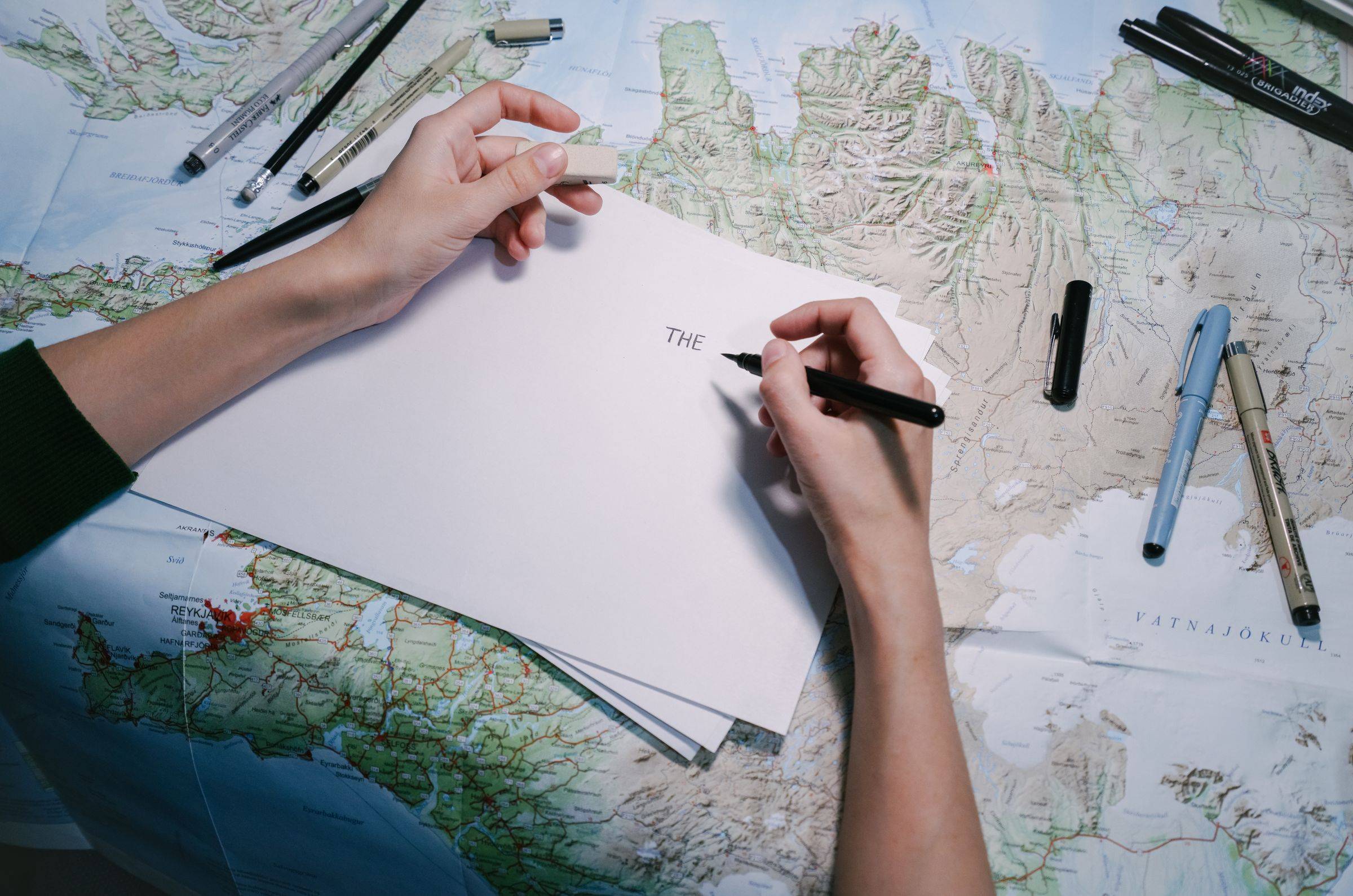 Carte, carnet et passeport pour préparer un voyage
