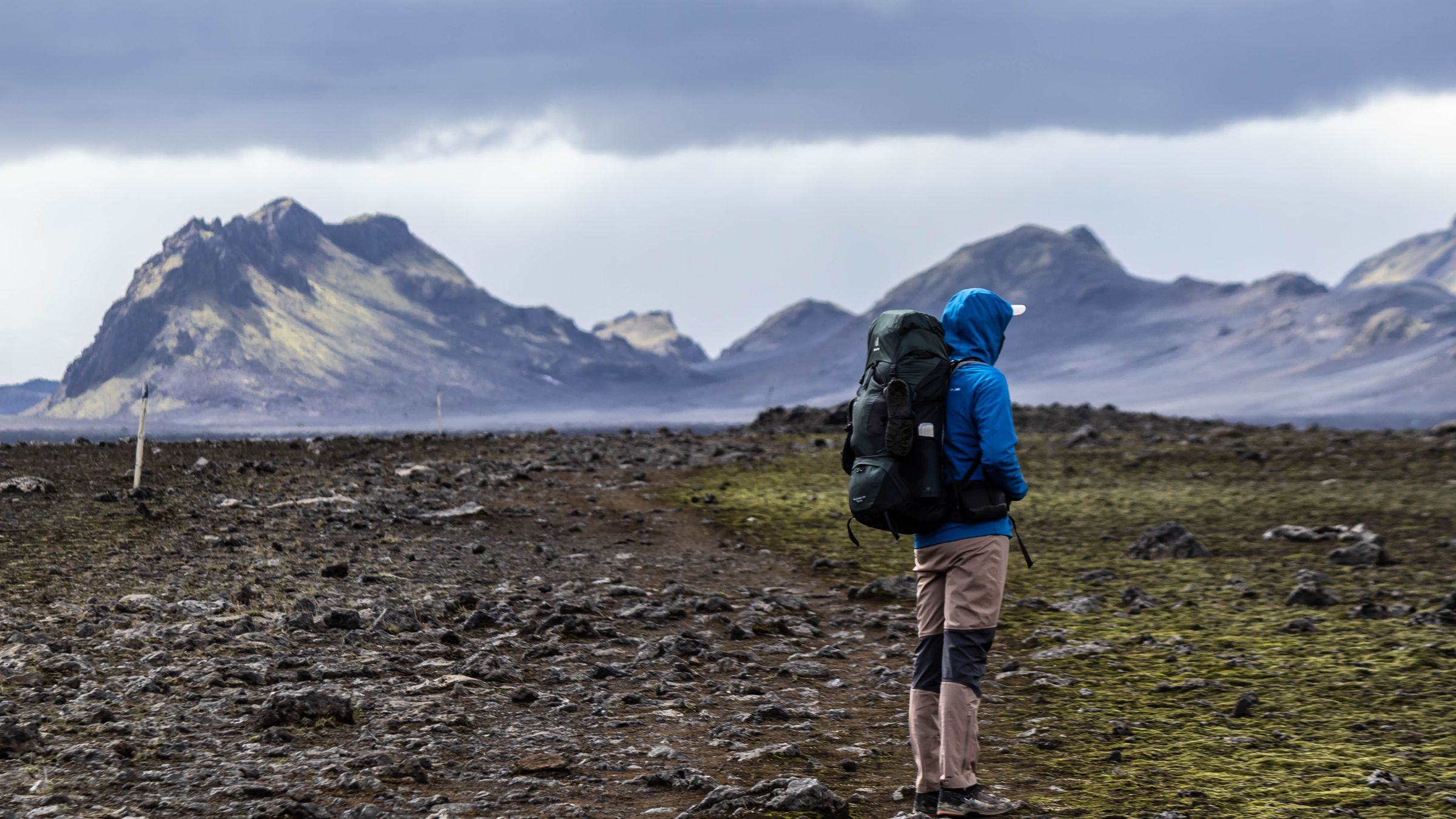 Voyageur sac au dos face aux montagnes